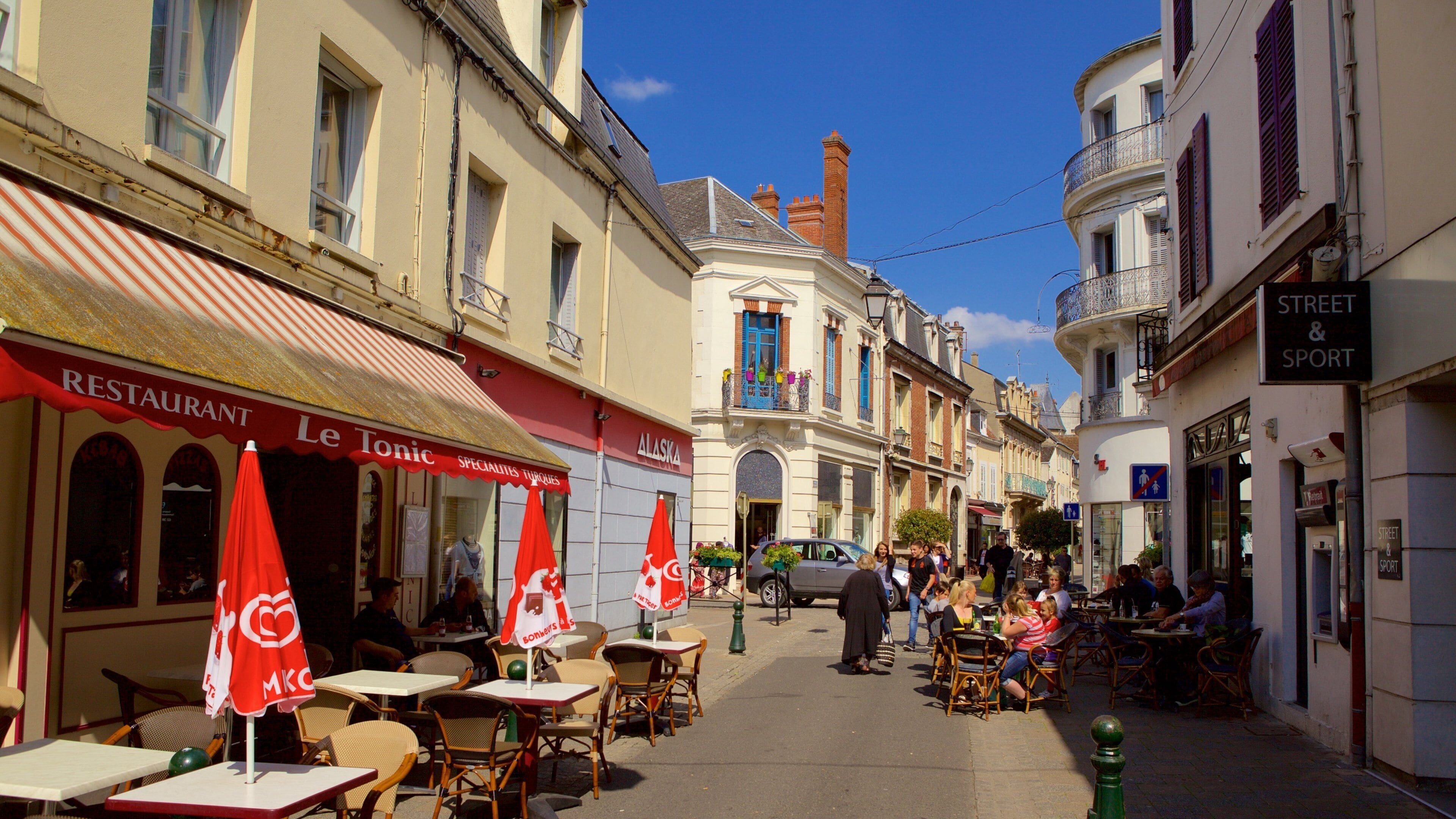 Montargis que inclui cenas de cafeteria e jantar ao ar livre