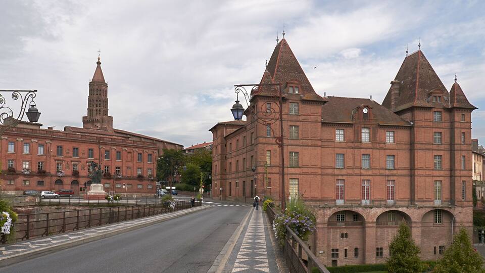 Old bridge cossing Tarn river in Montauban