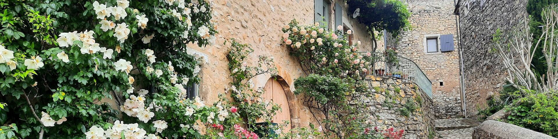 Ruelle pavée du village de Mirmande situé au nord de Montélimar dans le département de la Drôme en France