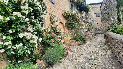 Ruelle pavée du village de Mirmande situé au nord de Montélimar dans le département de la Drôme en France