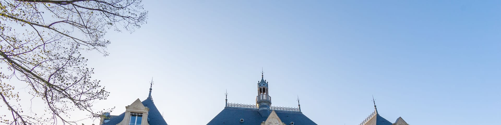 Vue extérieure du l'hôtel de ville de Montrouge. Montrouge est une ville du département des Hauts-de-Seine, située au sud de Paris