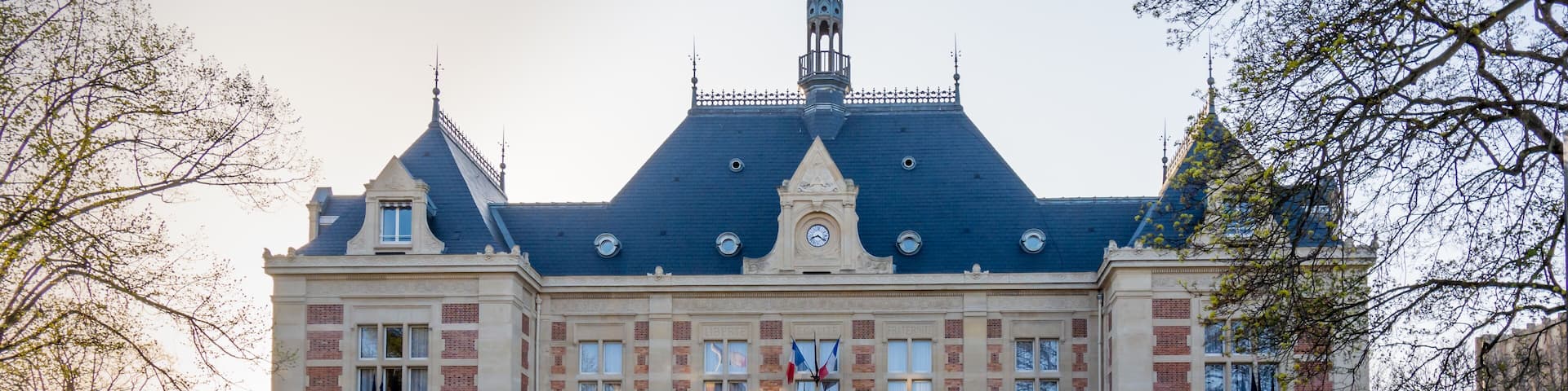 Vue extérieure du l'hôtel de ville de Montrouge. Montrouge est une ville du département des Hauts-de-Seine, située au sud de Paris