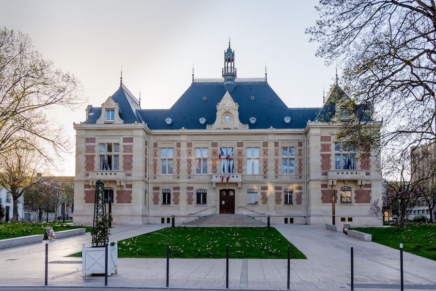 Vue extérieure du l'hôtel de ville de Montrouge. Montrouge est une ville du département des Hauts-de-Seine, située au sud de Paris