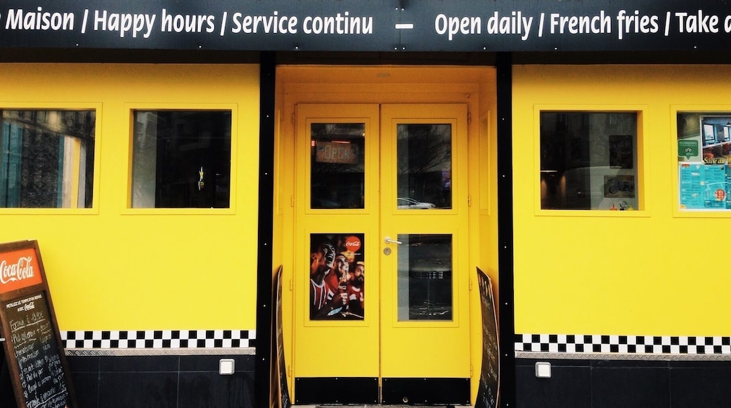 Really nice place at Montparnasse (Paris). Right outside the Montparnasse metro stop. If you want to taste burgers & fries without spending much this is the right place. #paris