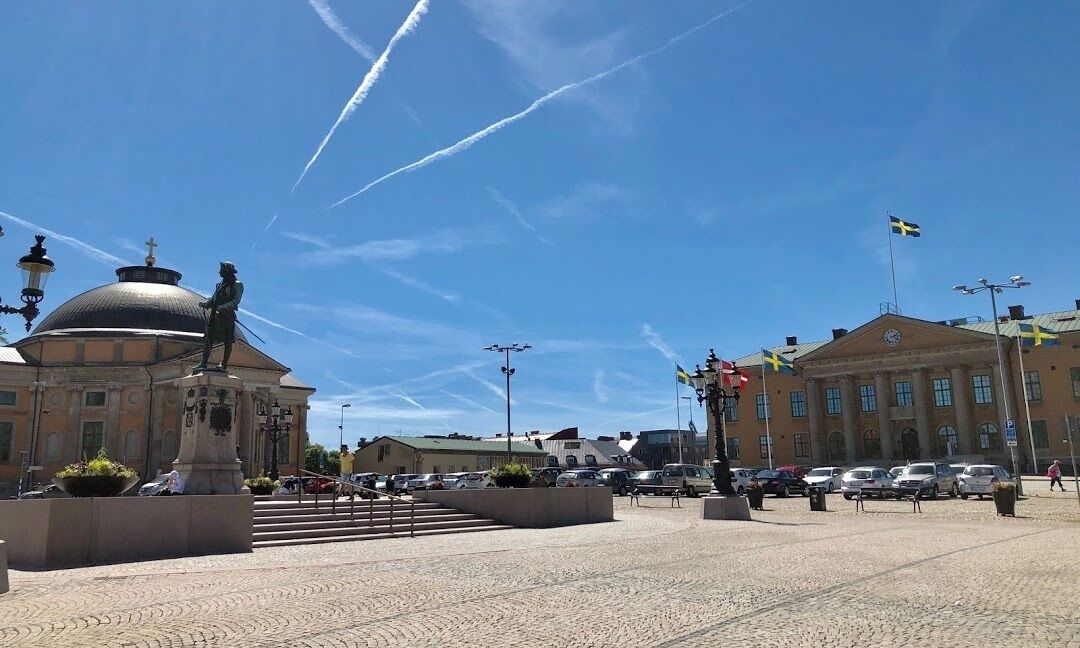 The Great Square in Karlskrona, Sweden, is the largest historical market square in Sweden. The large size of the square in relation to the surrounding city attests to the significance its planners placed on Karlskrona at its founding as Sweden's principal naval base in 1680.

#likealocal
