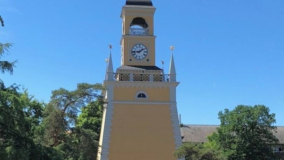 From 1699, the Clock Tower in the Admiralty Park was built as a clock for the dockyard workers. In 1909 it began to be used as a bell tower for the Admiralty church.
#LikeALocal