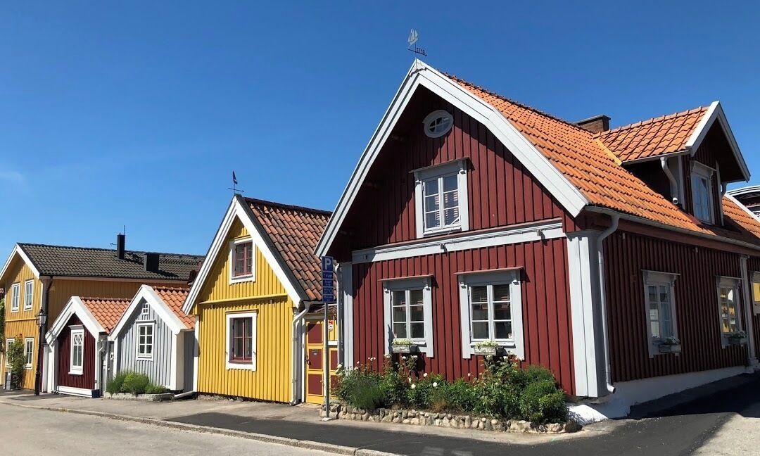 Karlskrona, Sweden, was founded in 1680 and has preserved its buildings and its layout virtually intact since its foundation.
In the old town of Karlskrona are rows and rows of charming cottages and narrow alleys. The first dockworkers built their homes here and the streets were named after types of vessels and admirals.

#Karlskrona #cottages #Sweden