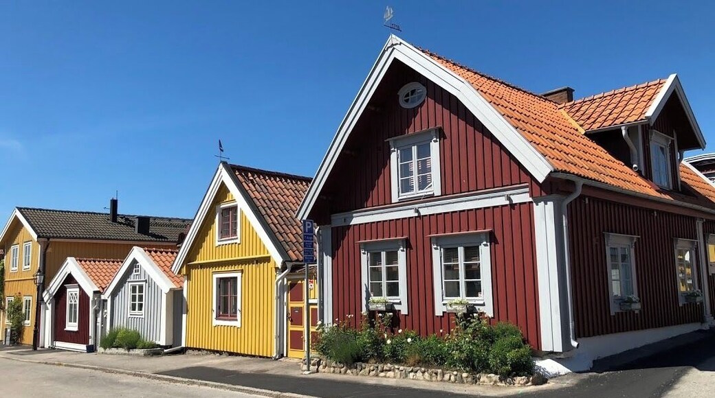 Karlskrona, Sweden, was founded in 1680 and has preserved its buildings and its layout virtually intact since its foundation.
In the old town of Karlskrona are rows and rows of charming cottages and narrow alleys. The first dockworkers built their homes here and the streets were named after types of vessels and admirals.
#Karlskrona #cottages #Sweden