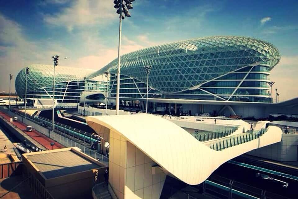 Um estádio moderno com uma estrutura de cúpula marcante e um teto curvo.