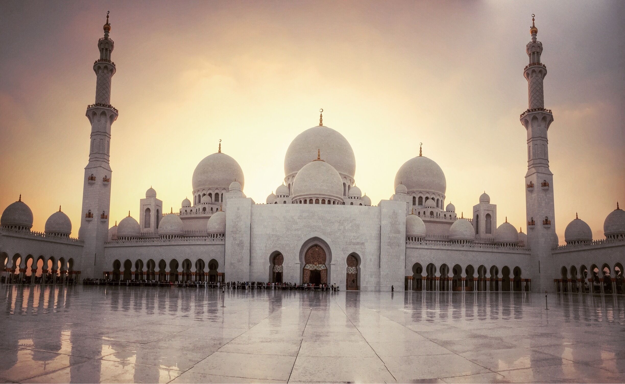#StunningStructures #vidoutboundaries
True to it's name the grand mosque is a magnificent piece of art. The third largest mosque in the world - after the ones in Mecca and Madina in Saudi Arabia. The sunset made the whole experience even better!