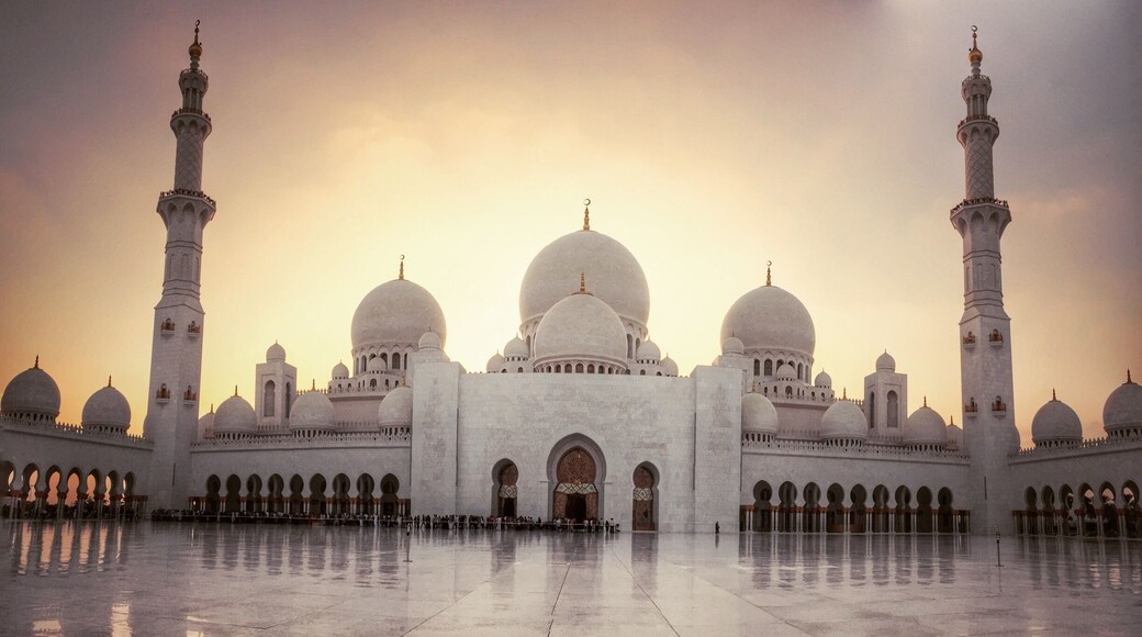 #StunningStructures #vidoutboundaries
True to it's name the grand mosque is a magnificent piece of art. The third largest mosque in the world - after the ones in Mecca and Madina in Saudi Arabia. The sunset made the whole experience even better!