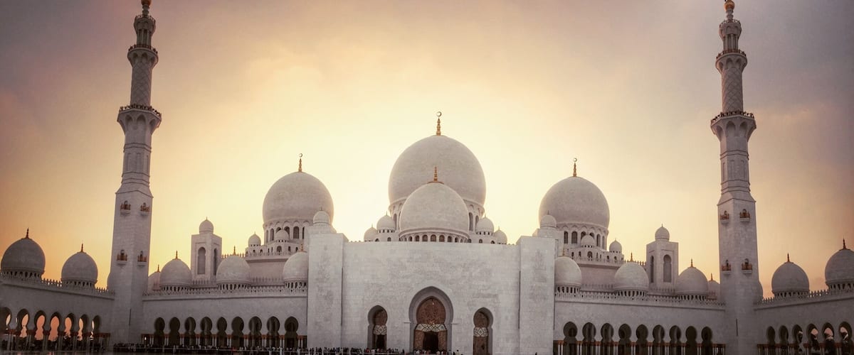 #StunningStructures #vidoutboundaries
True to it's name the grand mosque is a magnificent piece of art. The third largest mosque in the world - after the ones in Mecca and Madina in Saudi Arabia. The sunset made the whole experience even better!