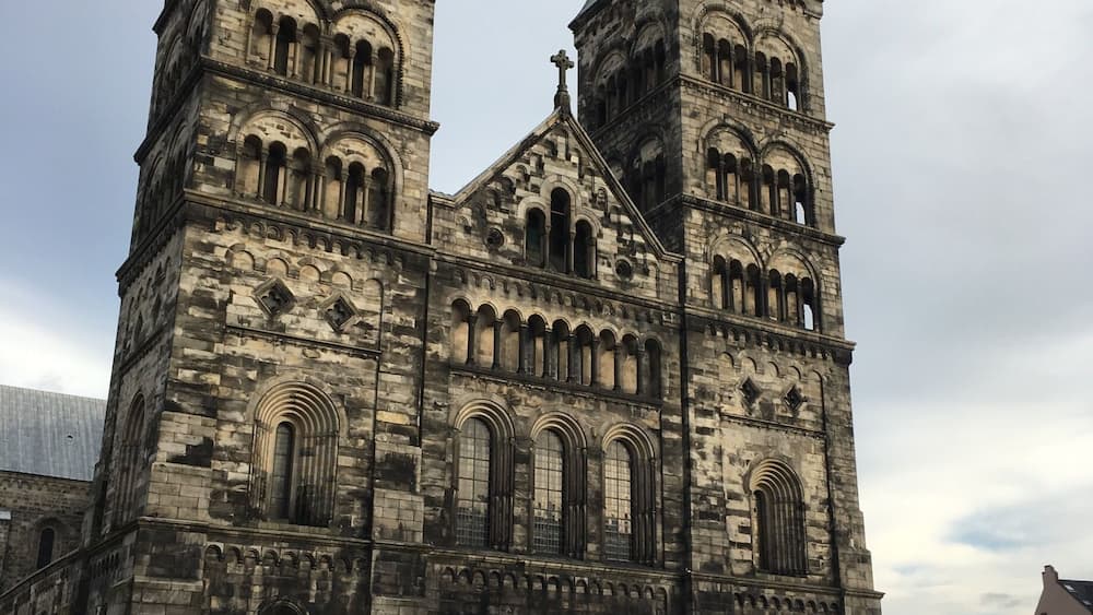 Lund's Cathedral was established in 1080. At this time, it was Catholic and Danish. With the Reformation, it eventually became a Lutheran church and Lund eventually became part of Sweden. Inside the cathedral, it is possible to visit the crypt and to admire an old and beautiful astronomical clock.
La cathédrale de Lund a été établie en 1080. À l'époque, elle était catholique et danoise. Après la Réforme, la cathédrale est devenue luthérienne et Lund est éventuellement passée à la Suède. À l'intérieur, il est possible de visiter la crypte et d'admirer une vieille et magnifique horloge astronomique.