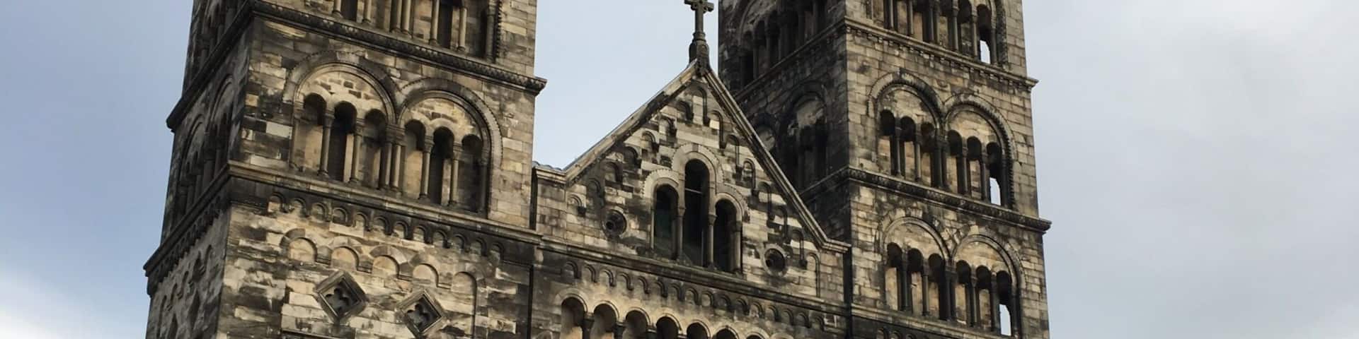Lund's Cathedral was established in 1080. At this time, it was Catholic and Danish. With the Reformation, it eventually became a Lutheran church and Lund eventually became part of Sweden. Inside the cathedral, it is possible to visit the crypt and to admire an old and beautiful astronomical clock.
La cathédrale de Lund a été établie en 1080. À l'époque, elle était catholique et danoise. Après la Réforme, la cathédrale est devenue luthérienne et Lund est éventuellement passée à la Suède. À l'intérieur, il est possible de visiter la crypte et d'admirer une vieille et magnifique horloge astronomique.