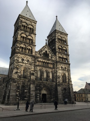 Lund's Cathedral was established in 1080. At this time, it was Catholic and Danish. With the Reformation, it eventually became a Lutheran church and Lund eventually became part of Sweden. Inside the cathedral, it is possible to visit the crypt and to admire an old and beautiful astronomical clock.
La cathédrale de Lund a été établie en 1080. À l'époque, elle était catholique et danoise. Après la Réforme, la cathédrale est devenue luthérienne et Lund est éventuellement passée à la Suède. À l'intérieur, il est possible de visiter la crypte et d'admirer une vieille et magnifique horloge astronomique.