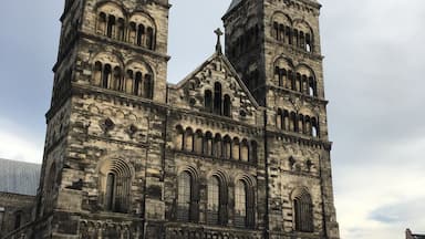 Uma igreja histórica com duas torres imponentes e detalhada arquitetura em pedra.