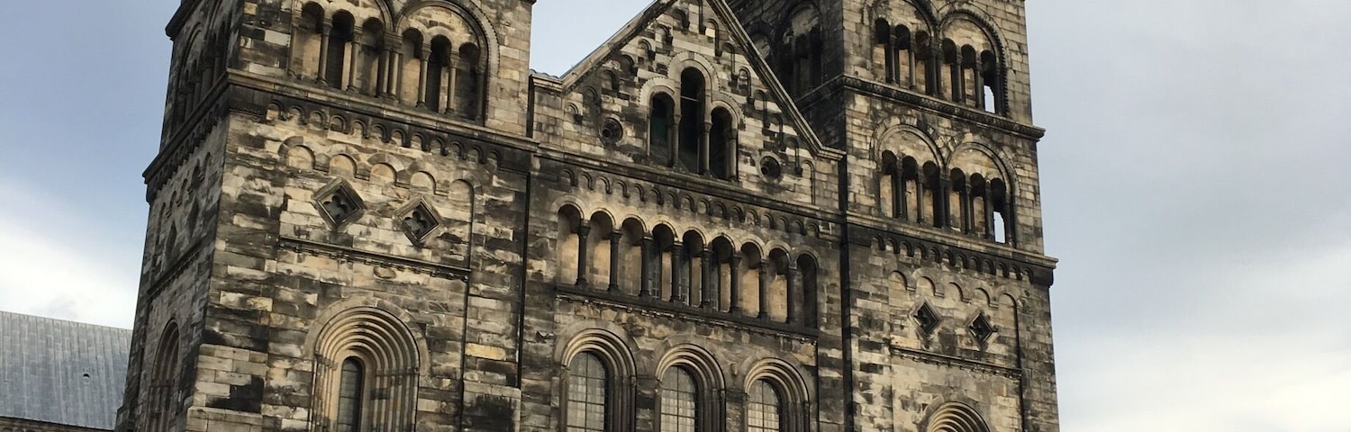 Lund's Cathedral was established in 1080. At this time, it was Catholic and Danish. With the Reformation, it eventually became a Lutheran church and Lund eventually became part of Sweden. Inside the cathedral, it is possible to visit the crypt and to admire an old and beautiful astronomical clock.
La cathédrale de Lund a été établie en 1080. À l'époque, elle était catholique et danoise. Après la Réforme, la cathédrale est devenue luthérienne et Lund est éventuellement passée à la Suède. À l'intérieur, il est possible de visiter la crypte et d'admirer une vieille et magnifique horloge astronomique.