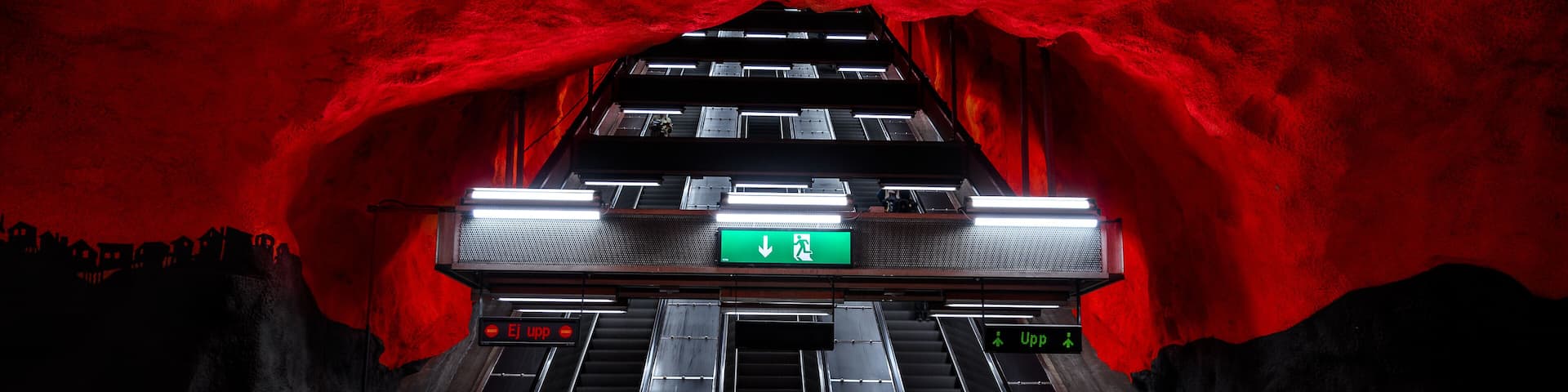 You just can't go wrong with the color and contrast at this subway station in Stockholm, I'm serious it's great what you can find in the underground, in general terms try out the subway stations along the blue line, these are probably the most photogenic.
#sonlnacentrum #stockholm