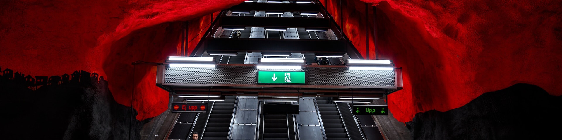 You just can't go wrong with the color and contrast at this subway station in Stockholm, I'm serious it's great what you can find in the underground, in general terms try out the subway stations along the blue line, these are probably the most photogenic.
#sonlnacentrum #stockholm