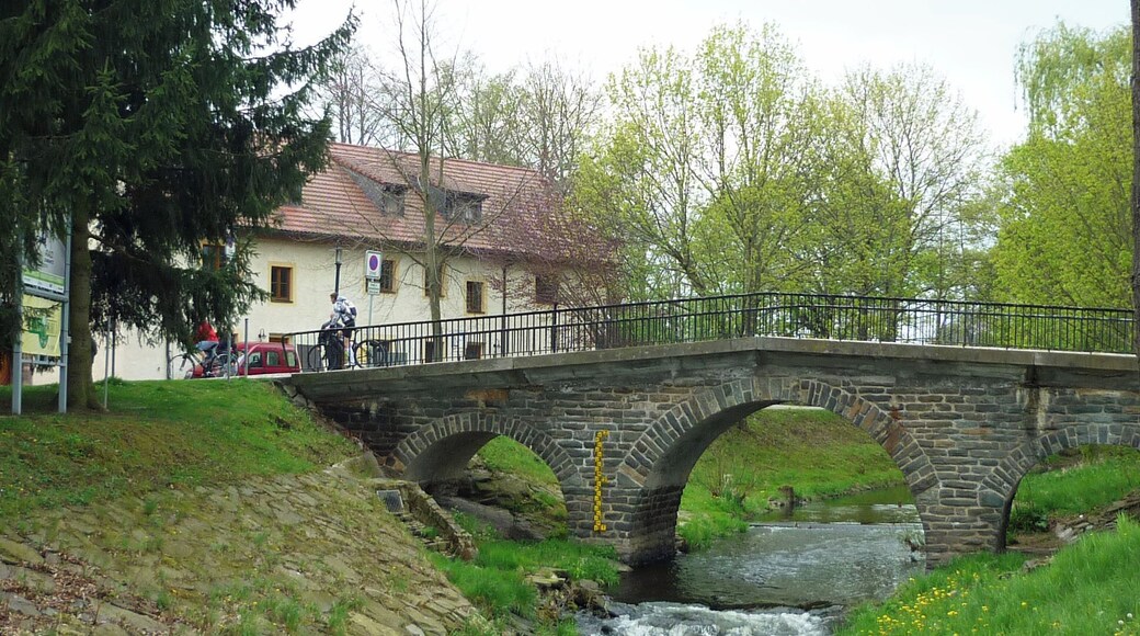 Brücke über die Würschnitz am Wasserschloss Klaffenbach bei Chemnitz
