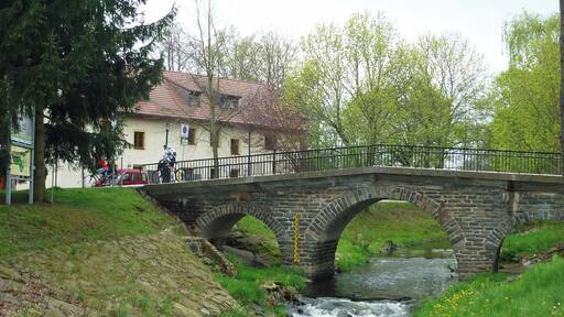 Brücke über die Würschnitz am Wasserschloss Klaffenbach bei Chemnitz