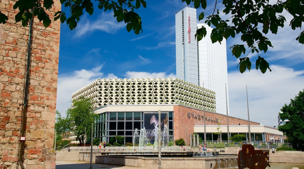 Chemnitz og byder på en plads eller et torv og et springvand