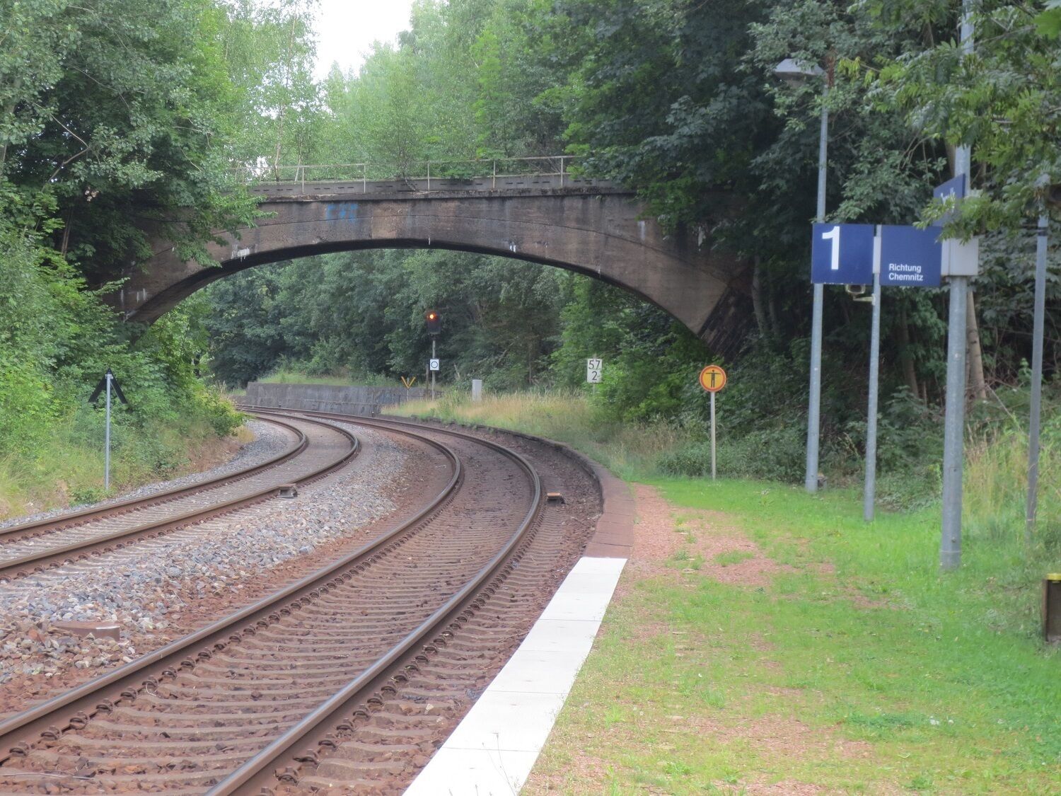 Haltepunkt Chemnitz-Borna in Chemnitz-Borna-Heinersdorf, Haltepunkt für Regionalzüge Chemnitz-Burgstädt. Gelegen an der Bahnstrecke Neukieritzsch–Chemnitz, die Teil der Bahnverbindung zwischen Chemnitz und Leipzig ist. Fernzüge halten hier nicht. Auf der im Bild ersichtlichen Brücke wurde einst die zwischenzeitlich stillgelegte Bahnstrecke Küchwald–Obergrüna überführt.
