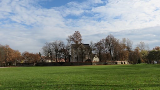 Wasserschloß Klaffenbach. Park und Nebengebäude. Kulturdenkmal Chemnitz-Klaffenbach.