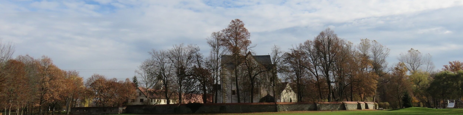 Wasserschloß Klaffenbach. Park und Nebengebäude. Kulturdenkmal Chemnitz-Klaffenbach.