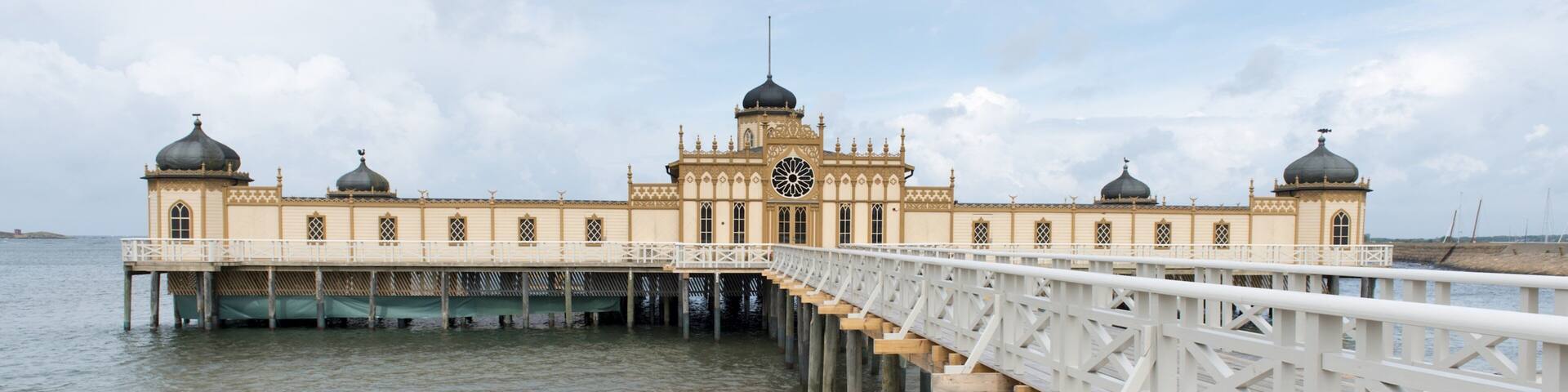 Varberg mostrando uma praia de areia