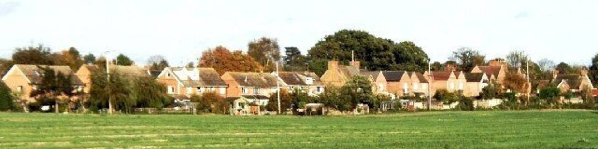 Backs of houses, Culham. These houses stand on the south side of Culham's village street. The photograph was taken looking north-east from the towpath beside Culham Cut in the adjoining square.