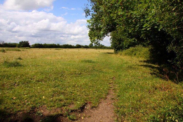 Footpath along the hedgerow at Sutton Courtney