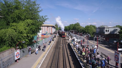 GWR 4575 class steam loco 5521 leads a "Steam on the Met" railtour into Amersham, celebrating the London Underground's 150 anniversary. Class 20 loco 20189 tails the convoy, with Met loco 12 "Sarah Siddons" just behind of 5521.