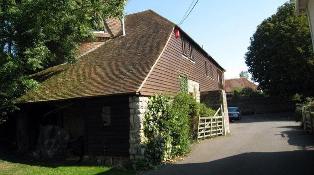 Stone Hill Oast, Stone Hill Road, Egerton, Kent Single round kiln oast house. Kiln roof capped off. Grade II listed http://www.imagesofengland.org.uk/details/default.aspx?id=180865