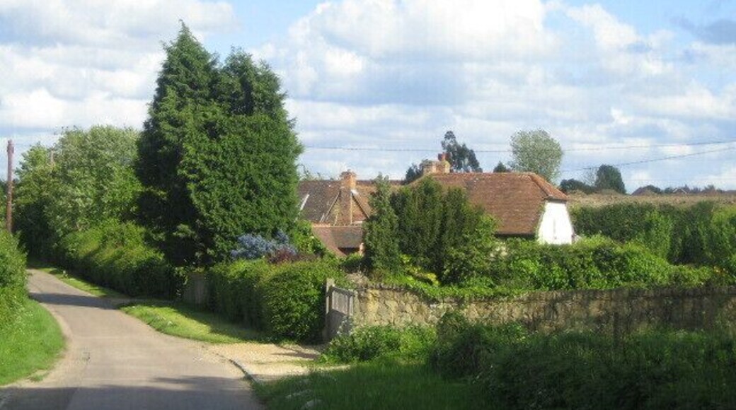 Houses, Eythrope Road These houses are on the edge of the village of Stone from where the road is coming. At this point, behind the camera, the road becomes a private road to Eythrope Park though it is a bridleway and is on the route of the Midshire's Way and Swan's Way.