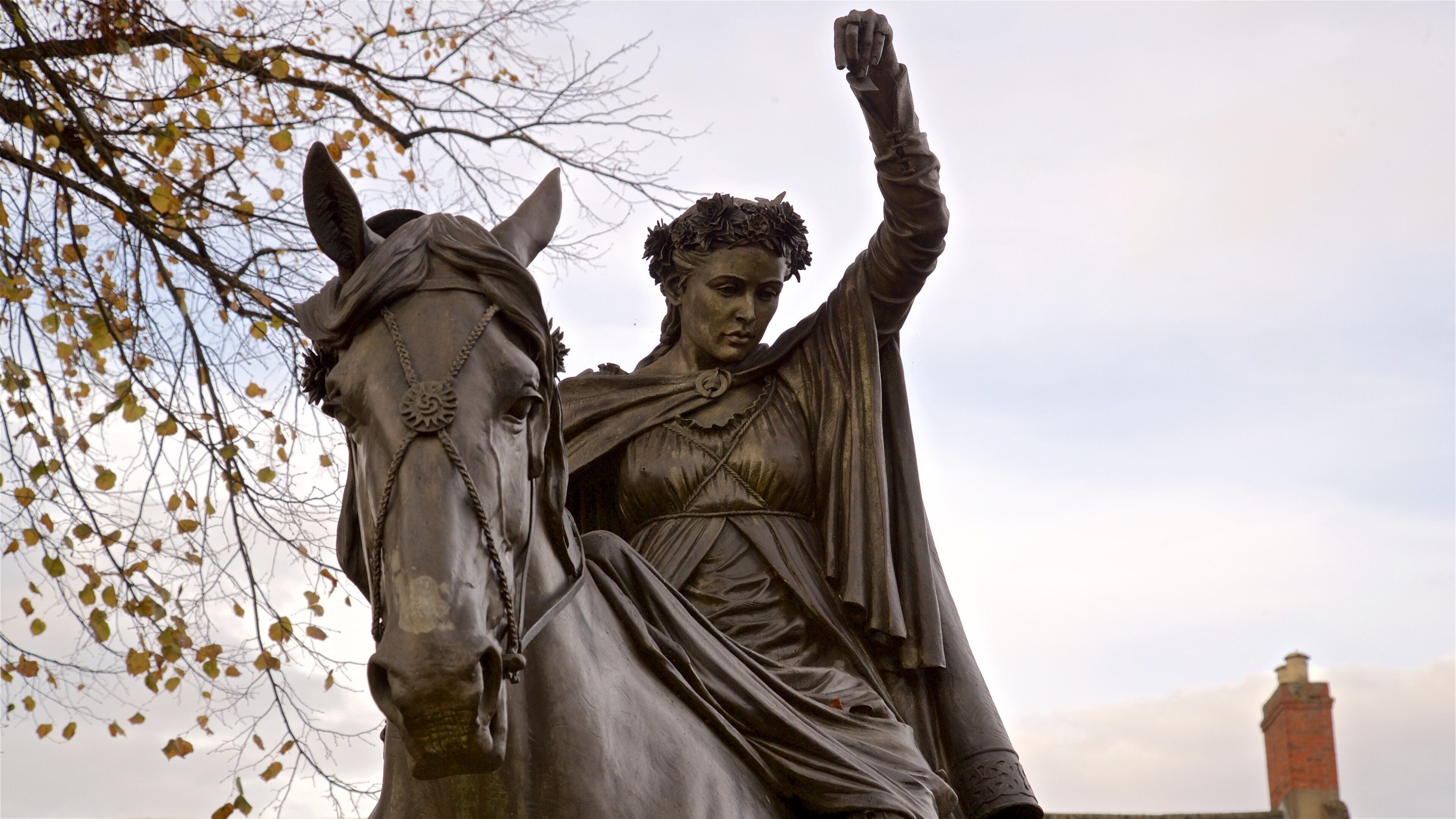Banbury que incluye una estatua o escultura
