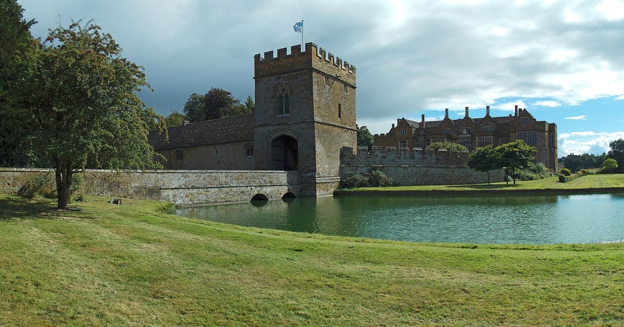 Broughton Castle, Oxfordshire: the gatehouse, the access bridge over the moat, with the main bilding in the background