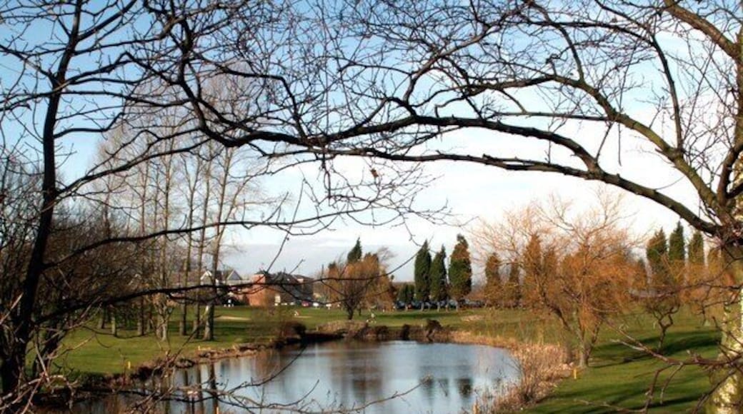 Silkstone Golf course pond and Clubhouse From the footpath to Silkstone Falls.