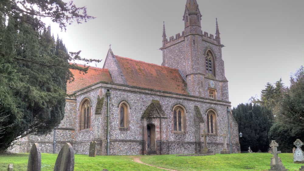 Une église historique dotée d’un clocher imposant et d’une façade en pierre.