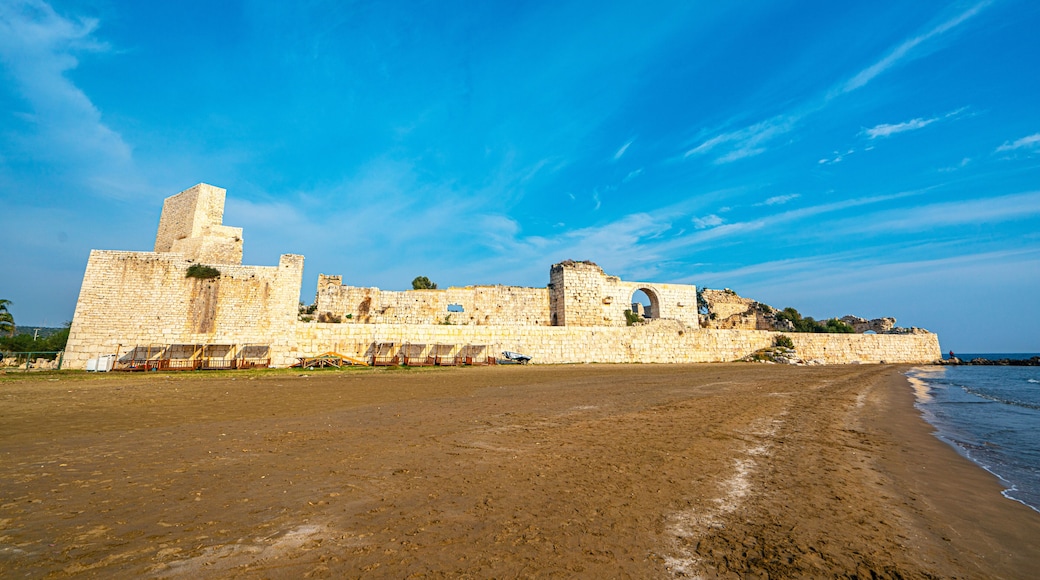 Un sitio histórico costero con antiguas murallas y ruinas de piedra.