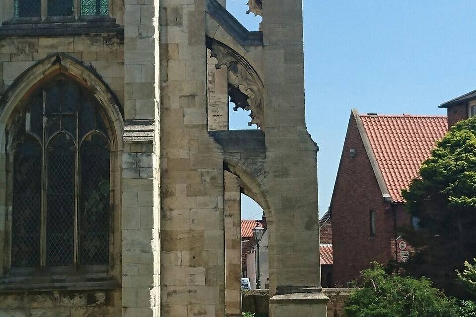 Una chiesa in stile gotico con alti pinnacoli e finestre ad arco.