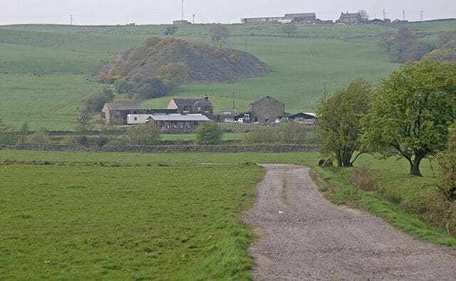 Lower Cunliffe Farm I'm unsure as to whether the outcrop in the background is natural or some sort of spoil heap, there is another similar one to the west in SD7030