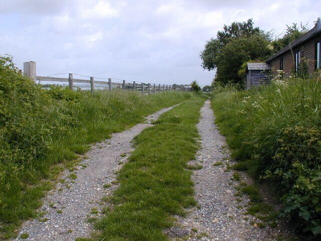 Footpath going north from Barnham windmill