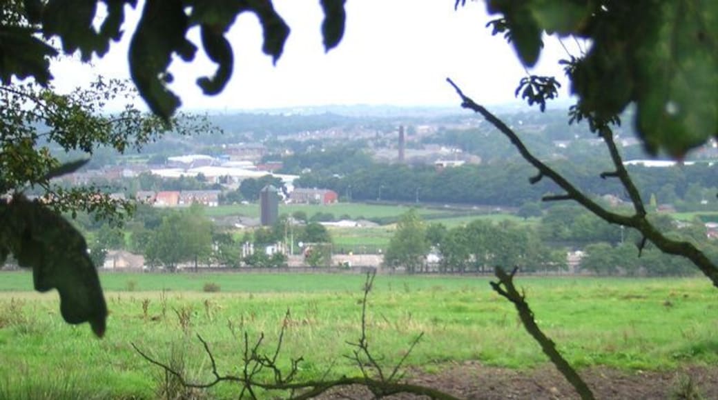 The Pumping Station. The main feature in this OS gridsquare, besides the nicely-named Dark Lane (which adjoins nondescript farmland), is a pumping station. Geographing has made me very nosey. I just had to walk down the hill to find it's owned by Transco and "transports non-odourised natural gas". Wahay!