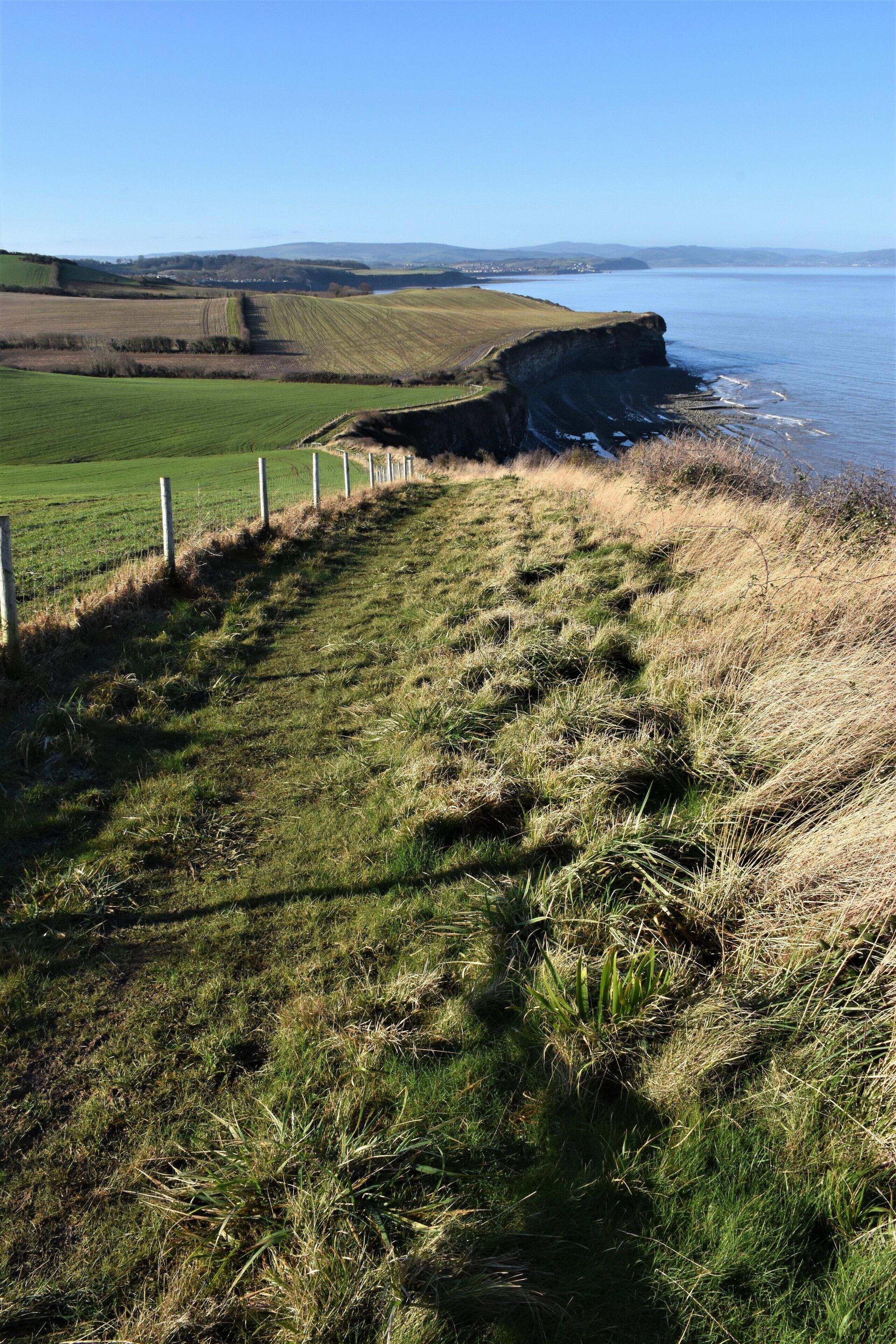 #lksawaydays 3/2020 We decided on another relatively local #lksawaydays today and headed North West to Kilve. With a frosty blanket on the ground and a sky full of blue we planned to walk along a part of the England Coast Path. We set ourselves the challenge of walking a 10 mile round trip between Kilve and Doniford. Once our coats, gloves and the camera was packed we set off, the car park is relatively small but arriving early(ish) at this time of year we had no problems, It cost £2.50 to park for the day. Apart from the odd dog walker at the start of our ramble we didn't see a single soul for the next 2.5 hours! It was a lovely walk with the sea on one side and the rolling landscape on the other. #englandcoastpath #kilve #wall #uk #outandabout #coast #somerset
