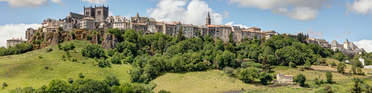 Vue panoramique de Saint-Flour depuis la route de Murat - Cantal - Auvergne - France
