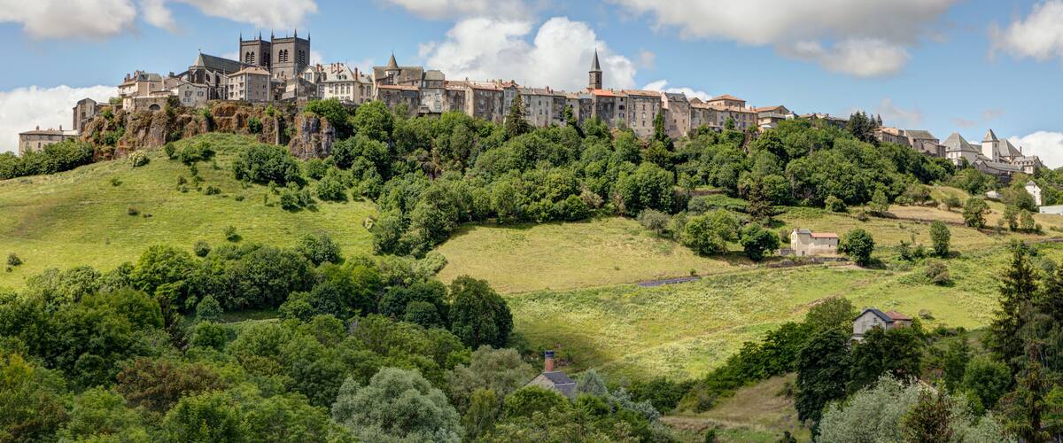 Vue panoramique de Saint-Flour depuis la route de Murat - Cantal - Auvergne - France