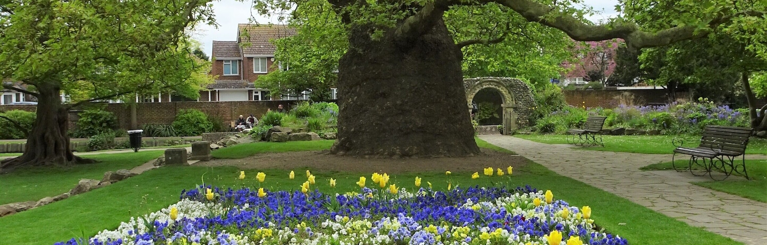 In contrast to the busy shopping streets, the Westgate Gardens offers a quiet place to stroll around.