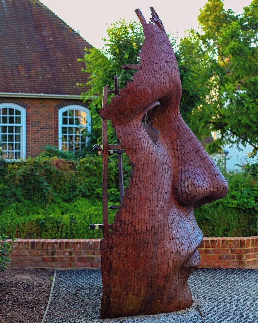 A metal sculpture by the Marlowe Theatre in Canterbury

Canon 100D
Canon EF 40mm STM