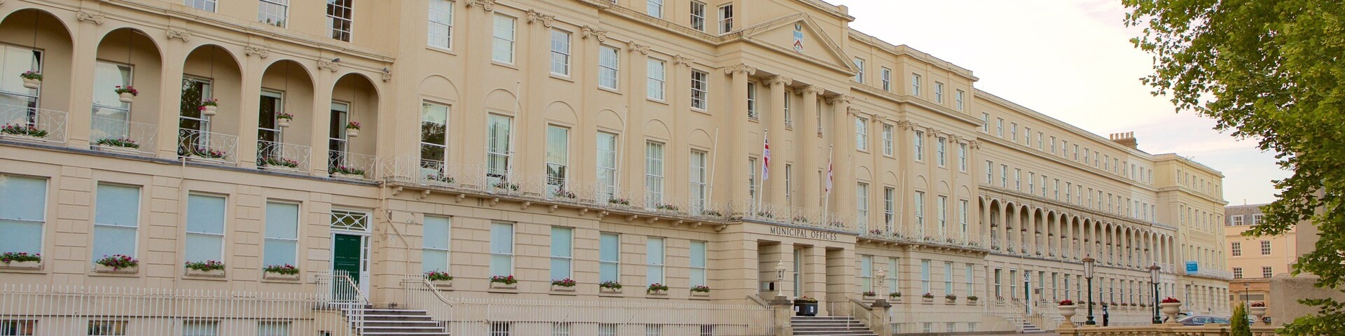 Cheltenham showing an administrative buidling, flowers and heritage architecture